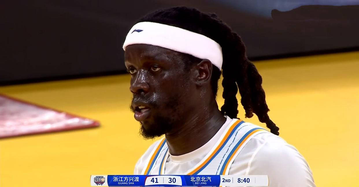 一场关键比赛中发生惊天逆转，球迷惊掉了下巴