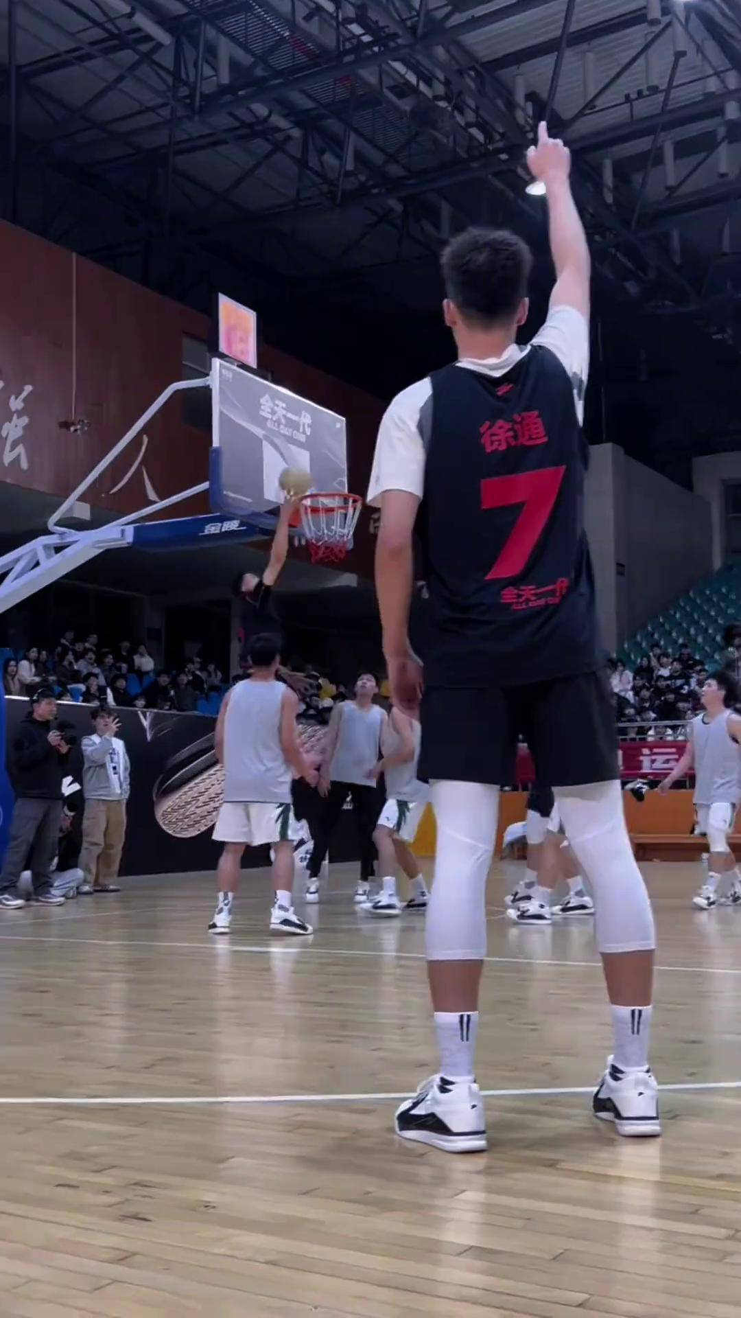 篮球名宿现场观战，对球队表现发表看法